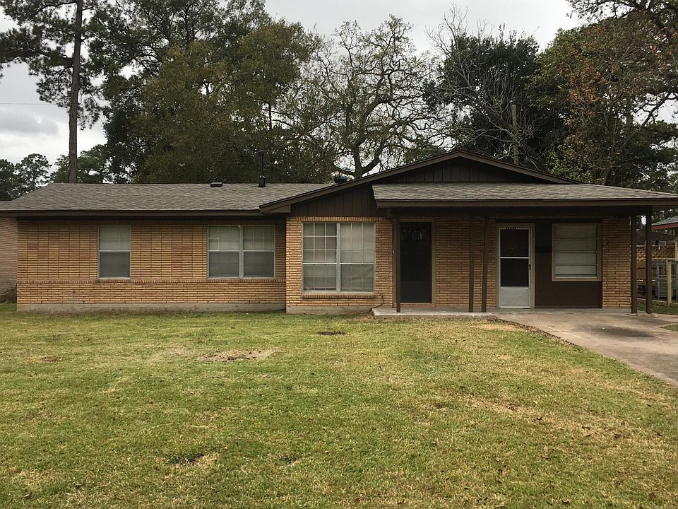 Front view of 10411 Royal Oaks Dr.
