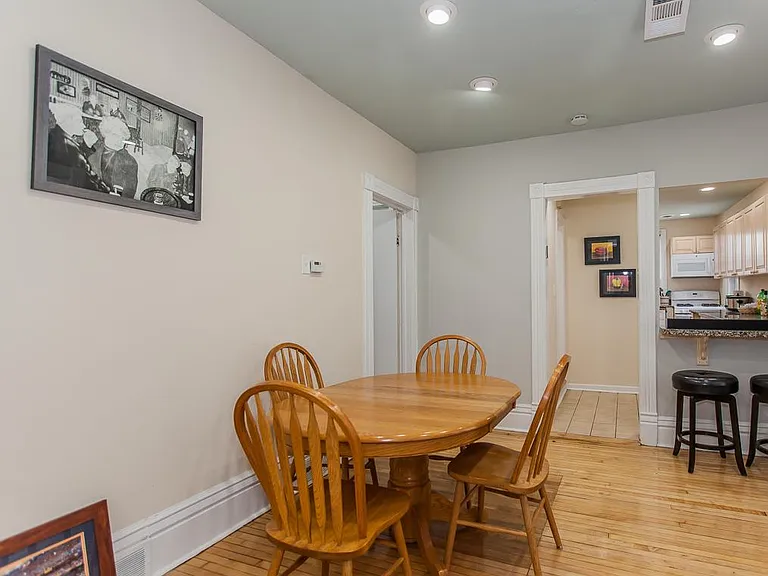 1116 W Roscoe St #2 — Photo 8