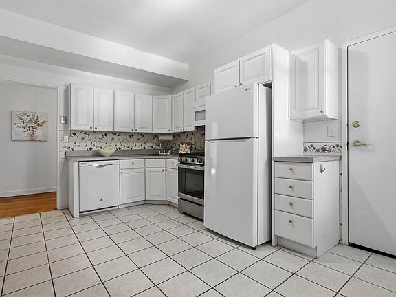 4th image of 509 Pleasant St APT 2-4