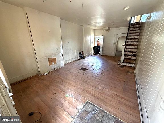 3rd image of 2738 W Glenwood Ave
