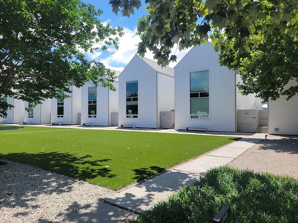 238 W 25th St