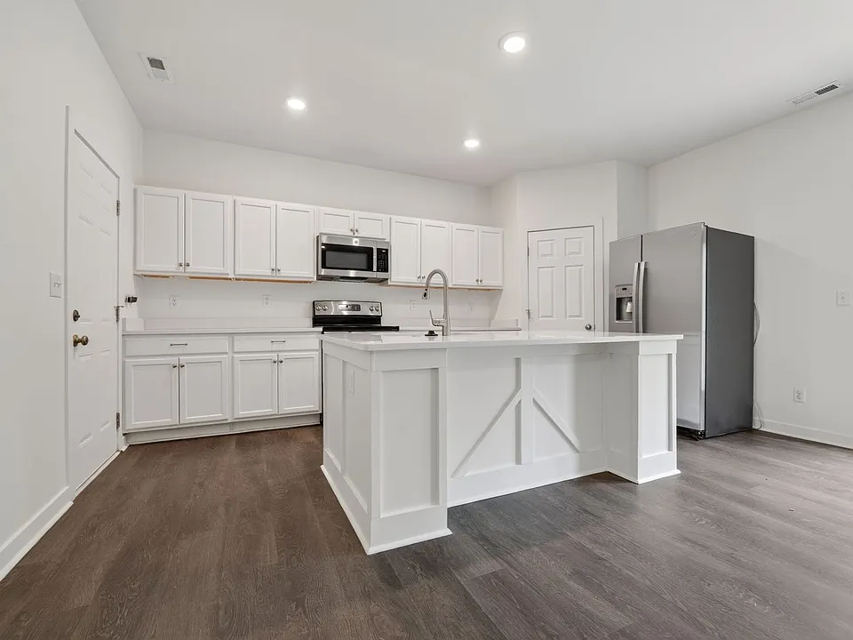 225-229 W 3rd St