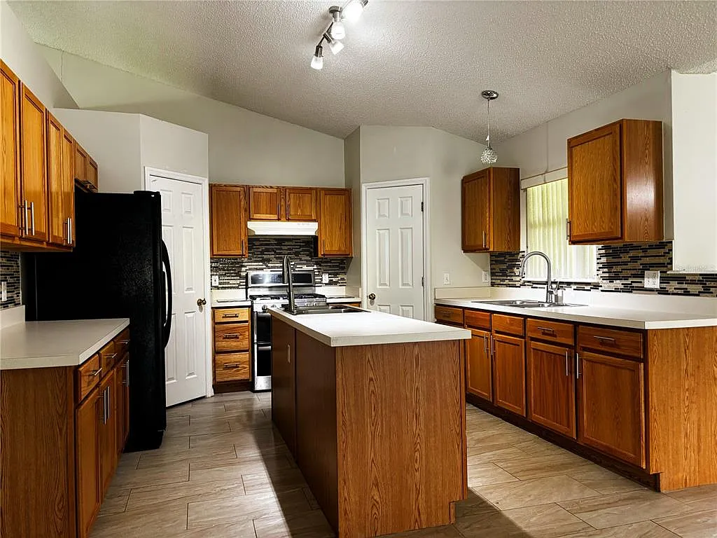 3 bed, 2.0 bath, 1940 sqft, $1,900 — Photo 2