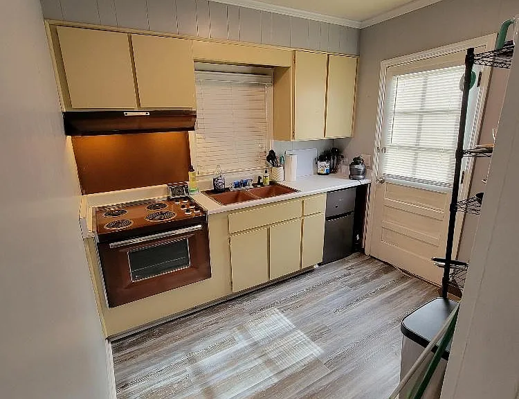 349 Savannah Ave #B — Photo 2