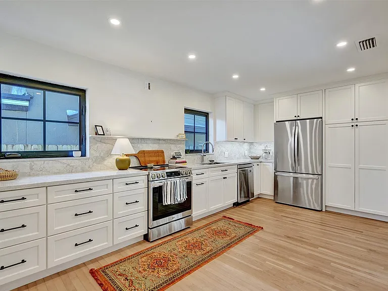 807 SW 18th St — Photo 5