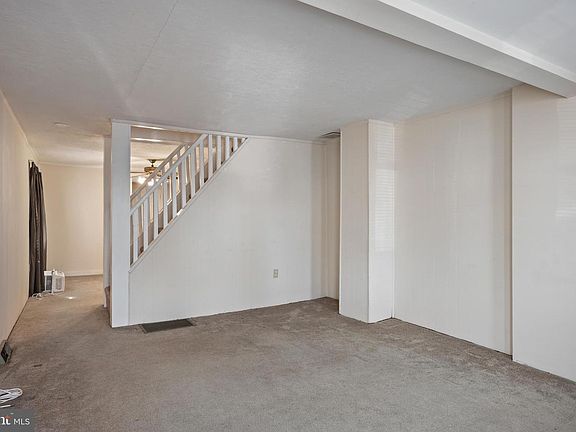 4th image of 102 Shreve St