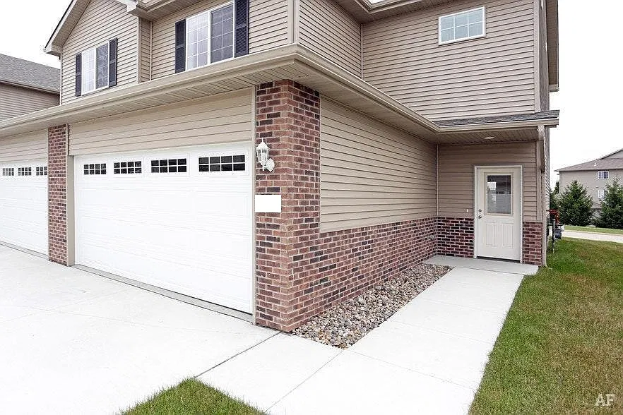 3 bed, 2.5 bath, 1515 sqft, $1,799 — Photo 1