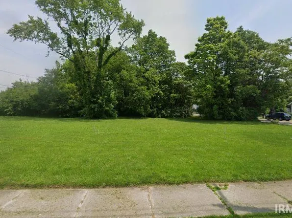 1204 E 1st St, Muncie, IN 47302