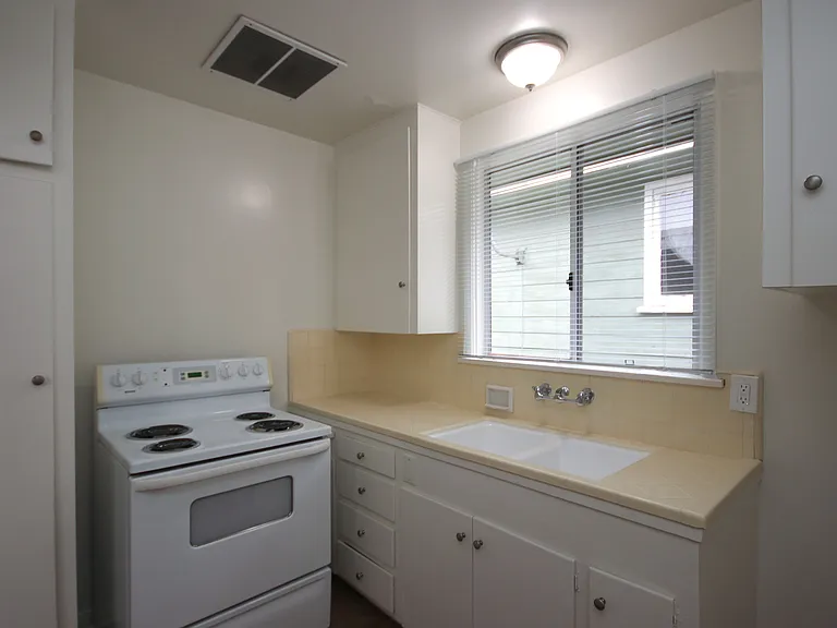 700 E Villa St #C — Photo 6