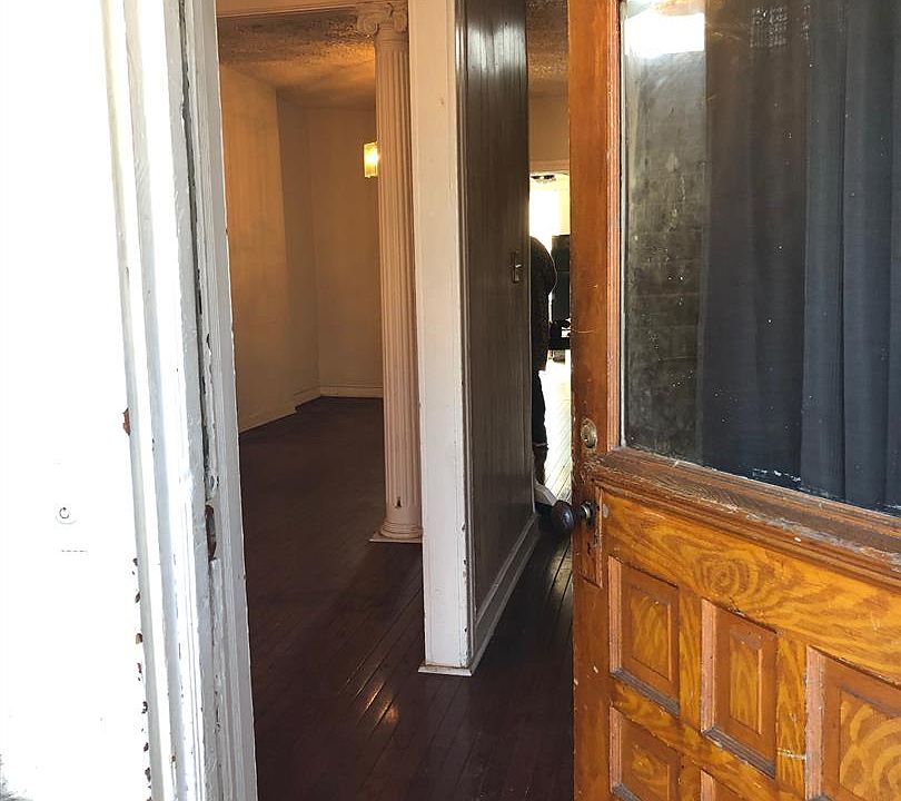 2nd image of 2527 W Lombard St
