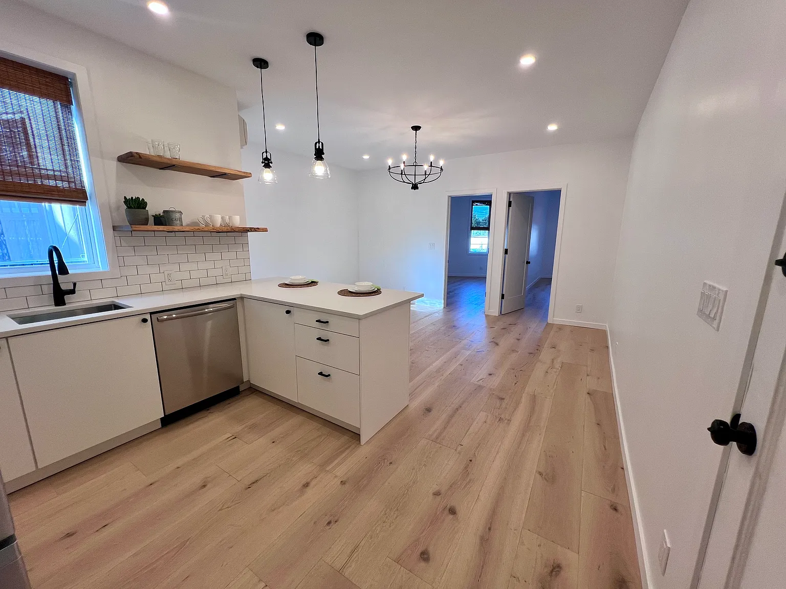 2 bed, 725 sqft, $4,200 — Photo 2