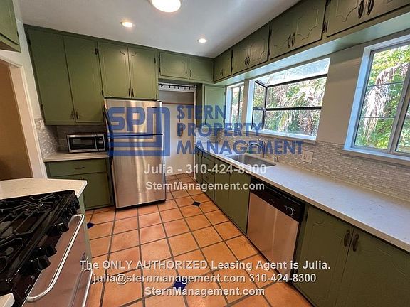 5th image of 1547 S Hayworth Ave #154S