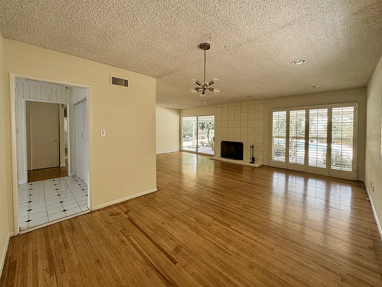 7928 Owensmouth Ave — Photo 6