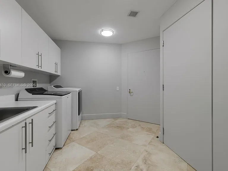 10 Edgewater Dr #4H — Photo 32