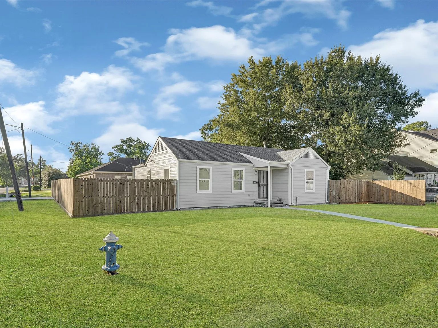 3 bed, 1.0 bath, 1164 sqft, $2,300 — Photo 2