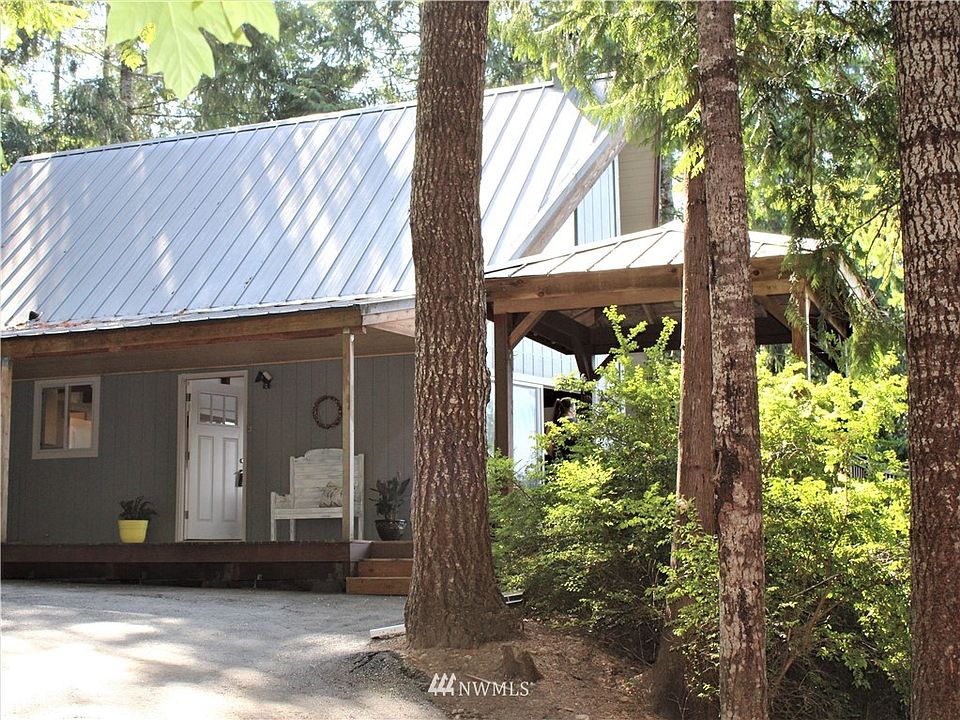 Welcome to your year-round retreat. Either your vacation get away, or your year round residency, welcome to Twanoh Beach club community. Watch all the season's change in your updated craftsman cabin.