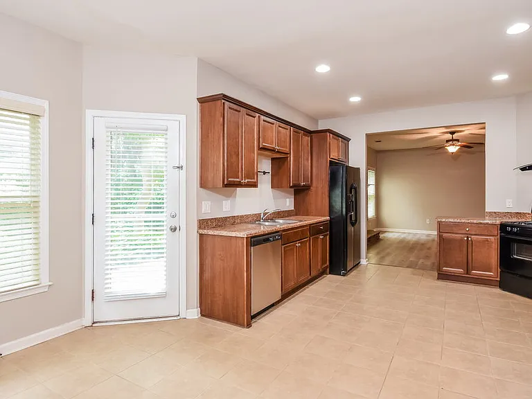 114 Valdosta Ave — Photo 8