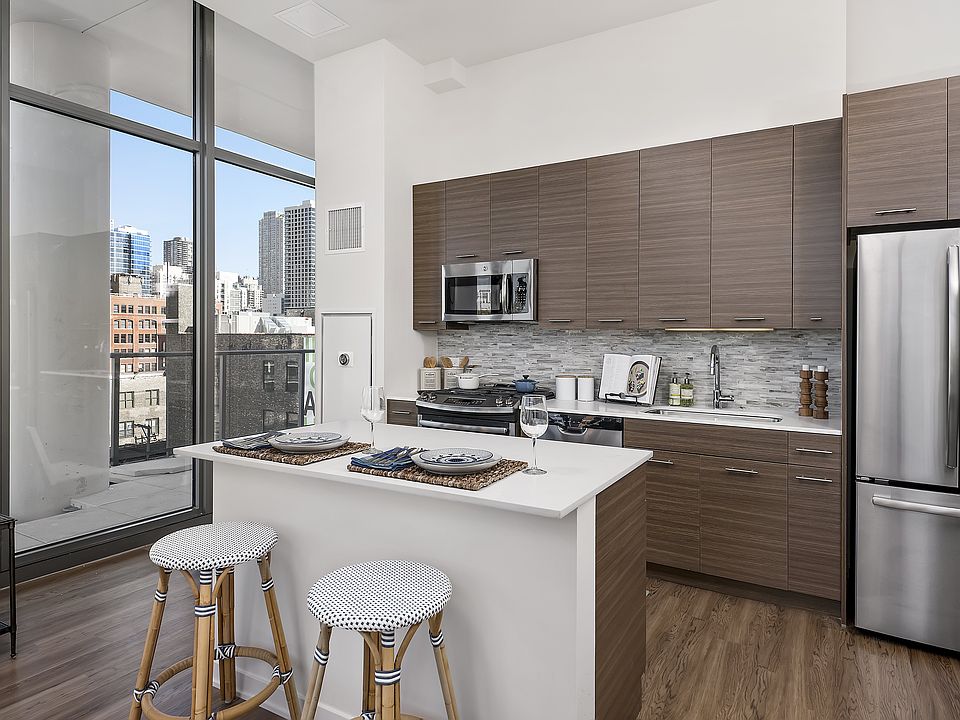 1st image of 347 W Chestnut St Unit 1411