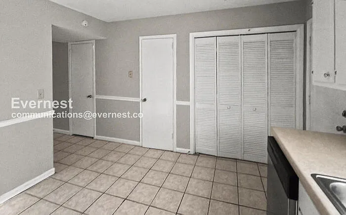 2463 Hampstead Dr — Photo 3