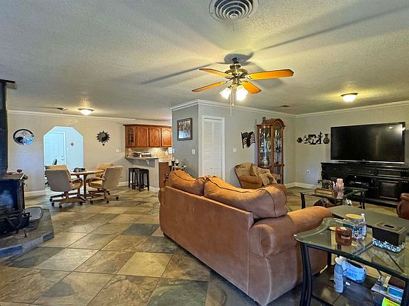 2nd image of 902 W Tyler Ave
