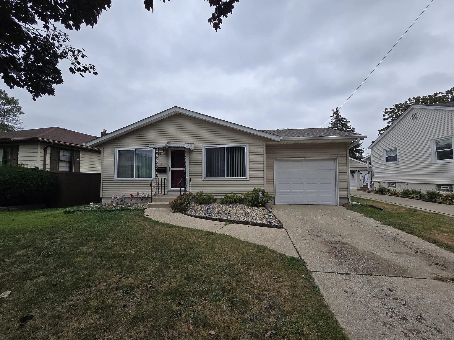 3 bed, 988 sqft, $1,600 — Photo 2
