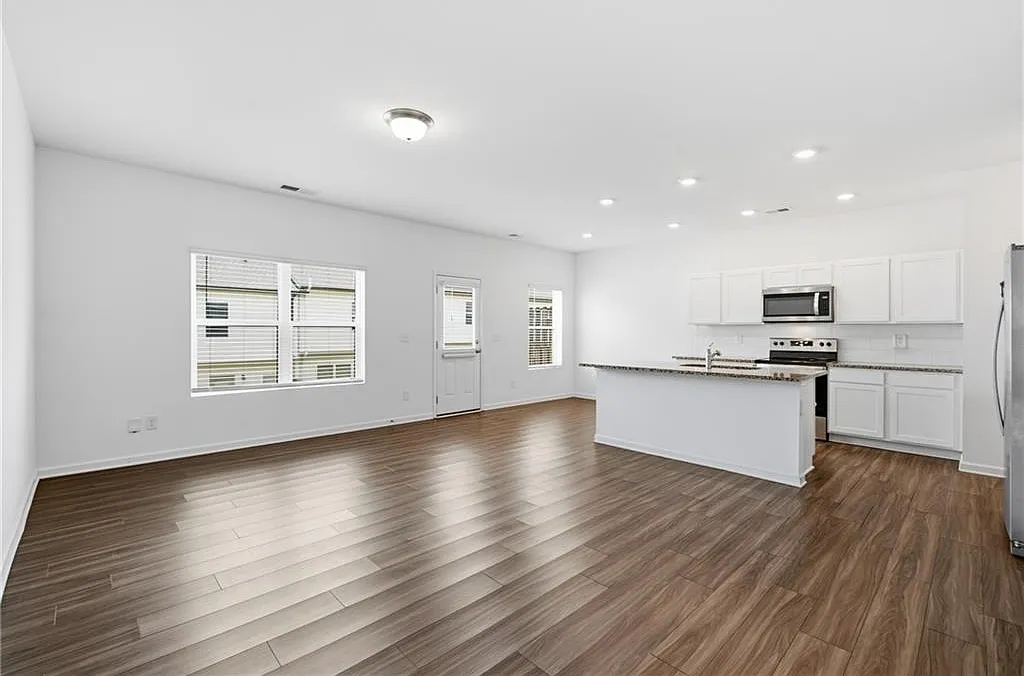 3 bed, 2.5 bath, 1736 sqft, $2,300 — Photo 3