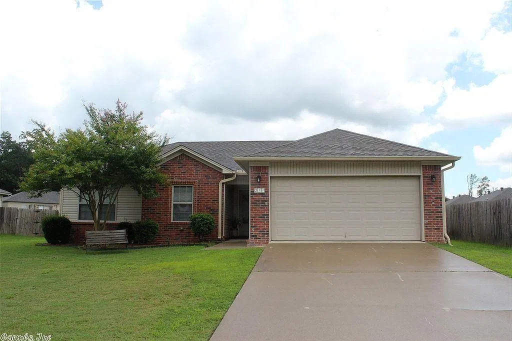 211 Plum Dr — Photo 1