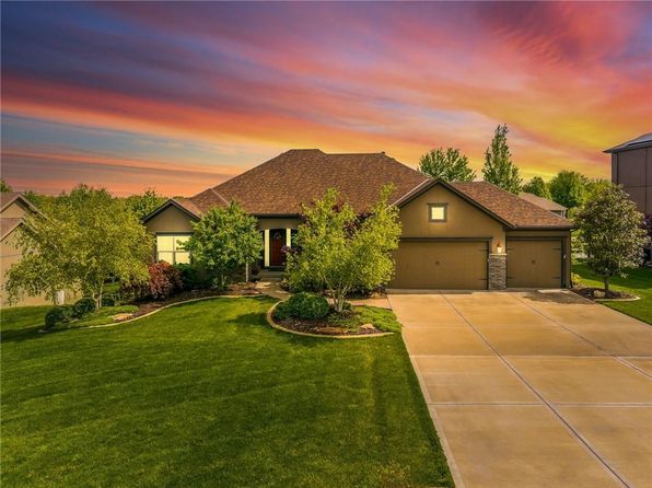10517 NW 79th Pl, Weatherby Lake, MO 64152