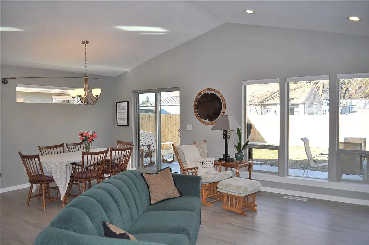 3 bed, 1410 sqft, $2,300 — Photo 2