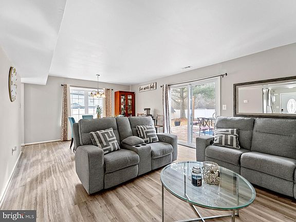 4th image of 3 Hewitt Ln