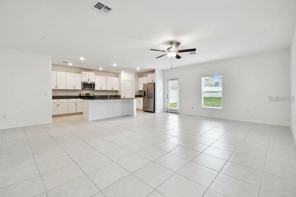 5 bed, 2.5 bath, 2215 sqft, $2,400 — Photo 4