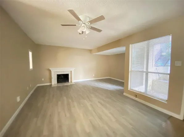 781 Country Place Dr APT 1051, Houston, TX 77079