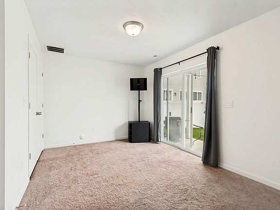 5th image of 62 E Stroll Ave