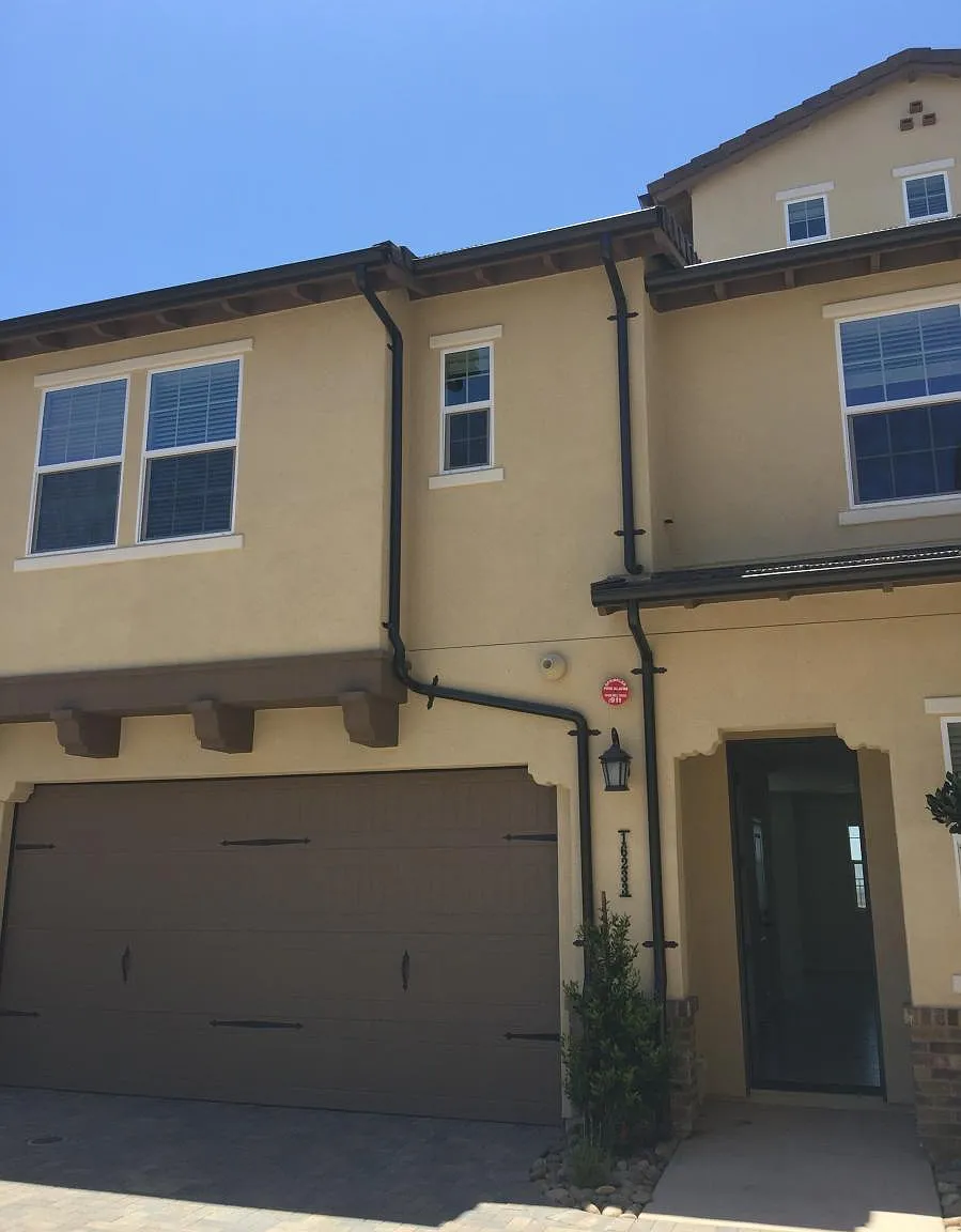 4 bed, 2542 sqft, $4,980 — Photo 2