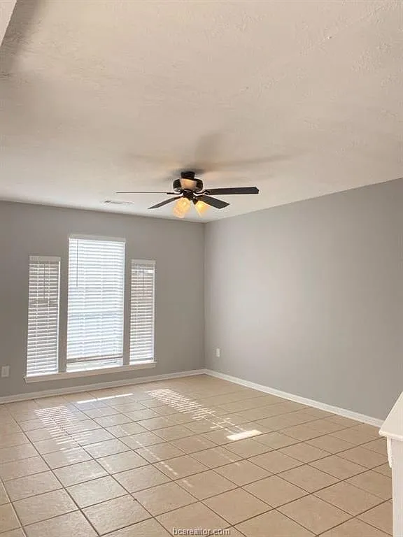 3 bed, 2.5 bath, $1,200 — Photo 1