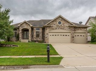 9508 Century Woods Cir, Johnston, IA 50131
