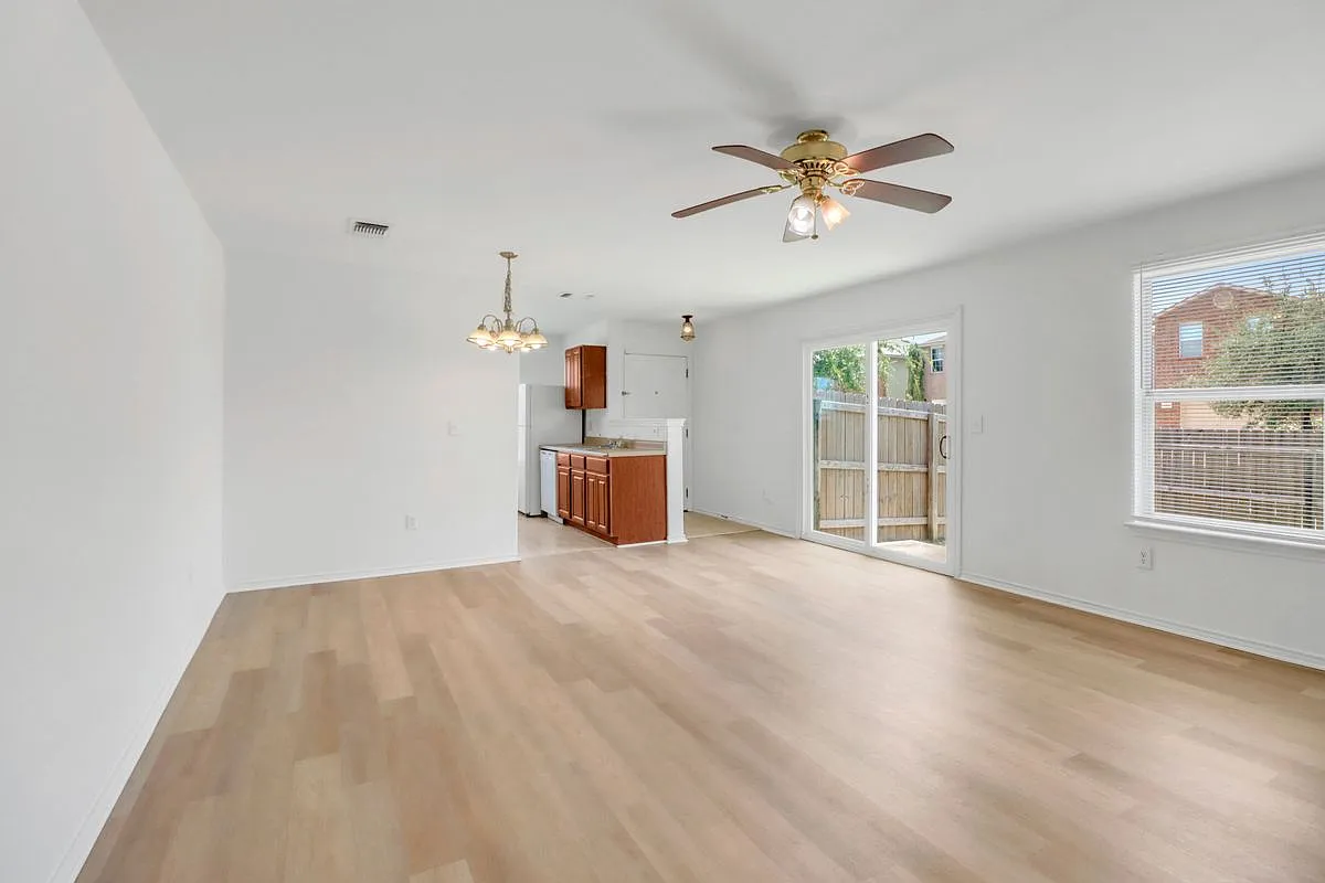 3 bed, 2.0 bath, 1126 sqft, $1,700 — Photo 4