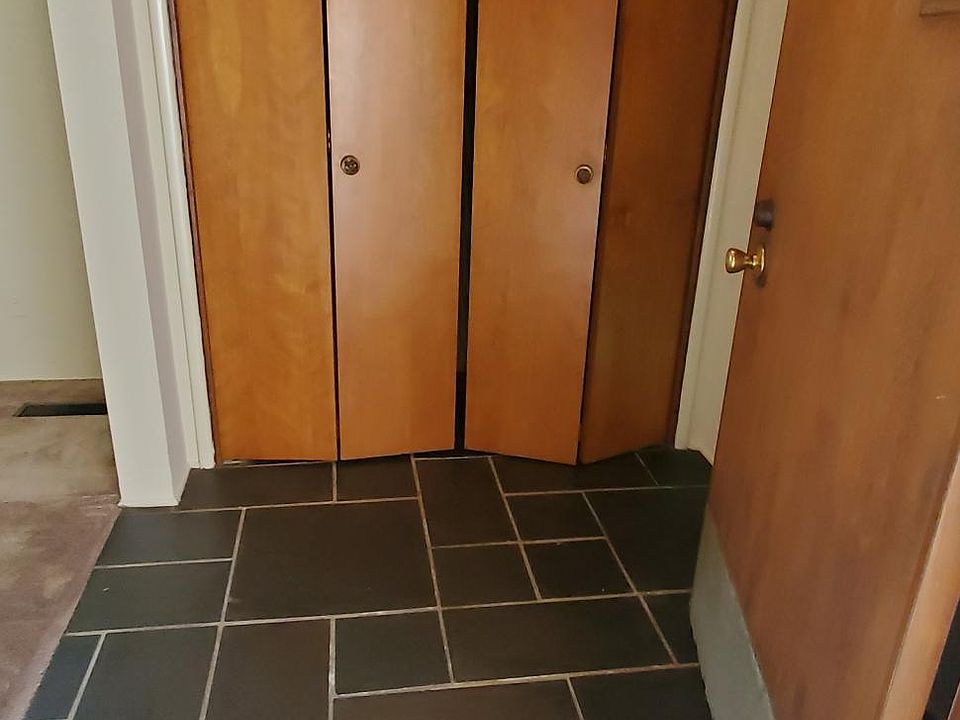 WELCOME Entryway/foyer with large closet