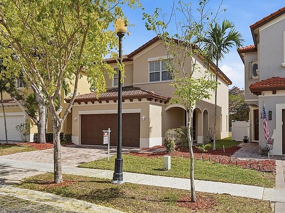 3rd image of 1211 NE 40th Road