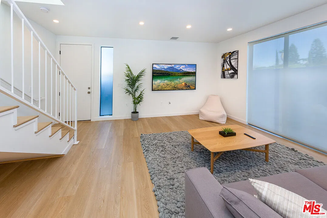 2 bed, 2.5 bath, 800 sqft, $4,500 — Photo 3