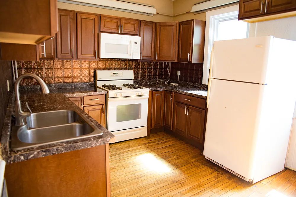 4 bed, $2,400 — Photo 1