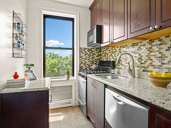 3rd image of 1710 Avenue Unit D6
