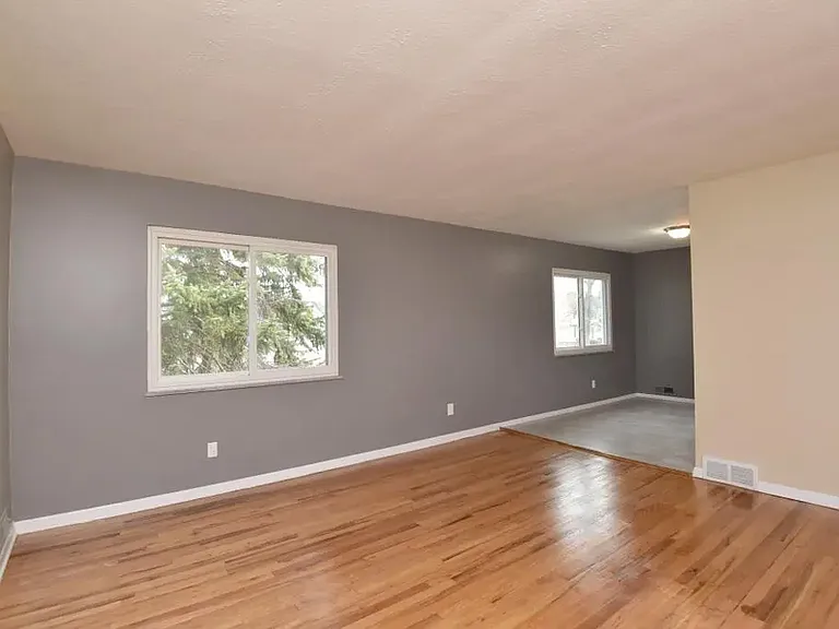 10204 S Highland Ave — Photo 2