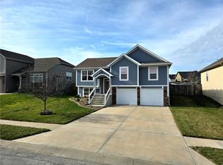 16712 Freeman Dr, Basehor, KS 66007
