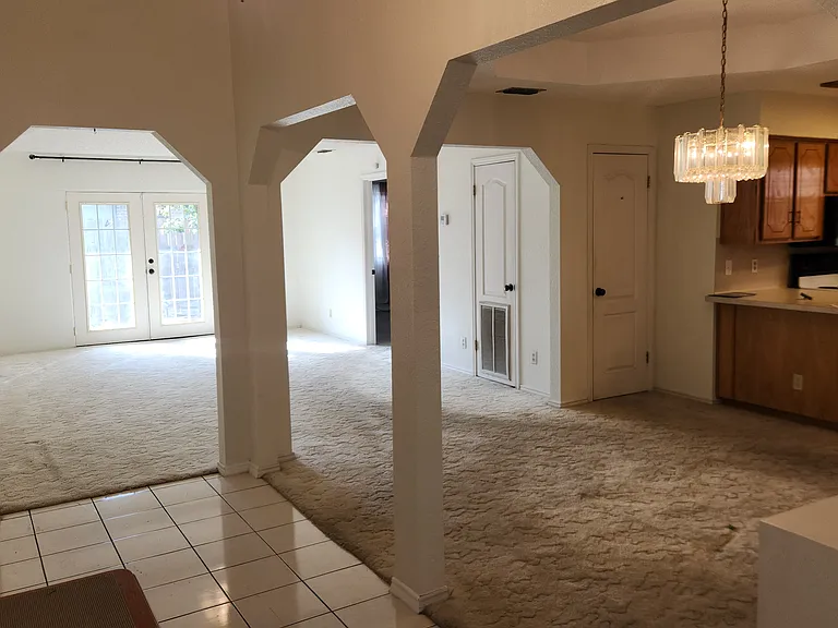 1922 Pheasant Dr — Photo 2