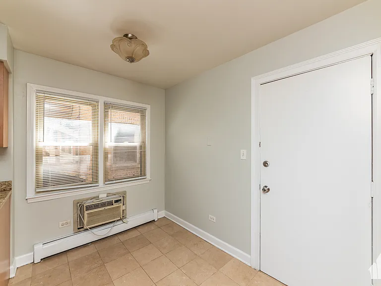 4540 N Wolcott Ave #2E — Photo 4