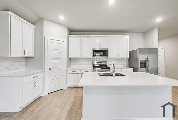 946 Olive Dr — Photo 6