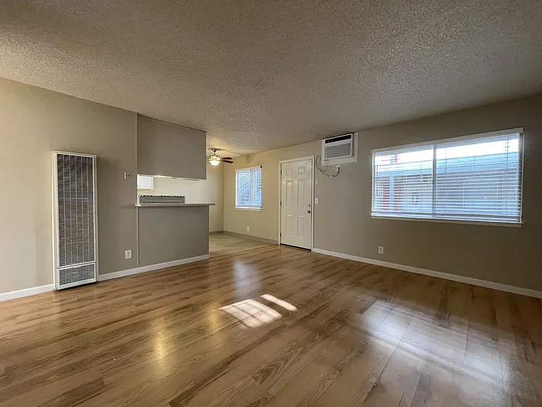 623 W 6th Ave #5 — Photo 3
