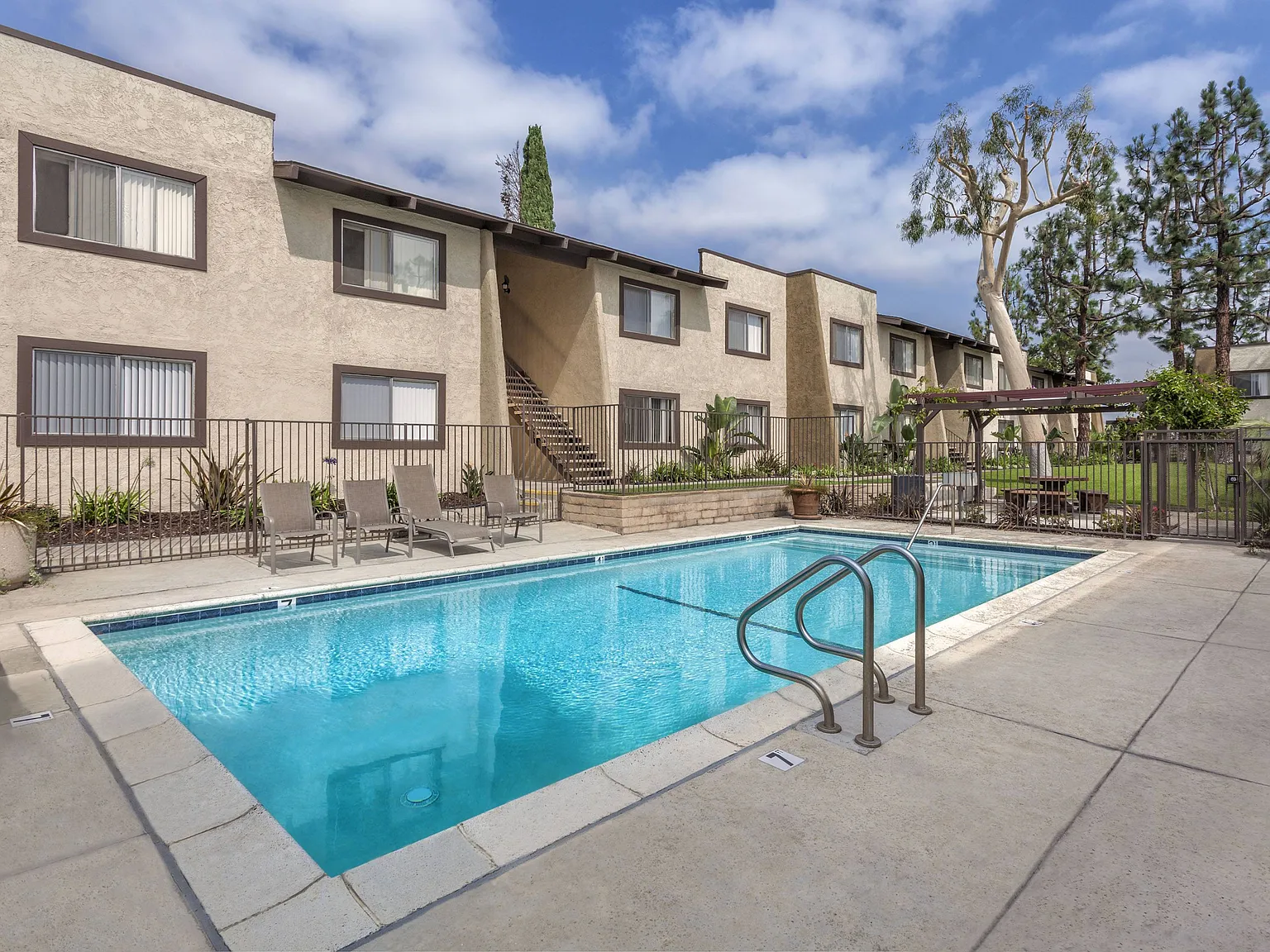 Chapman Village West Apartments — Photo 2