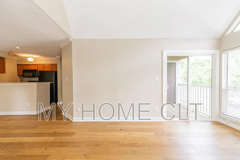2 bed, 1.0 bath, 813 sqft, $1,600 — Photo 4